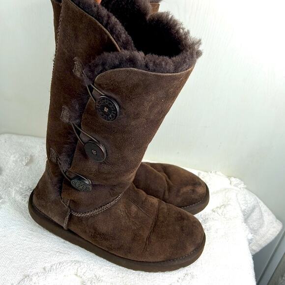 Uggs Tall Three Chocolate Button Boots size 9 - Picture 2 of 11